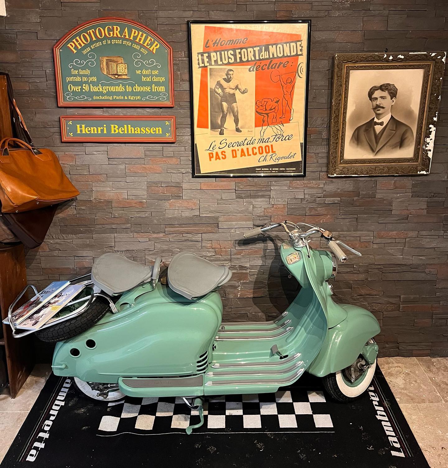 Dans mon studio photo, je met… : un scooter Lambretta de 1955, une affiche de…