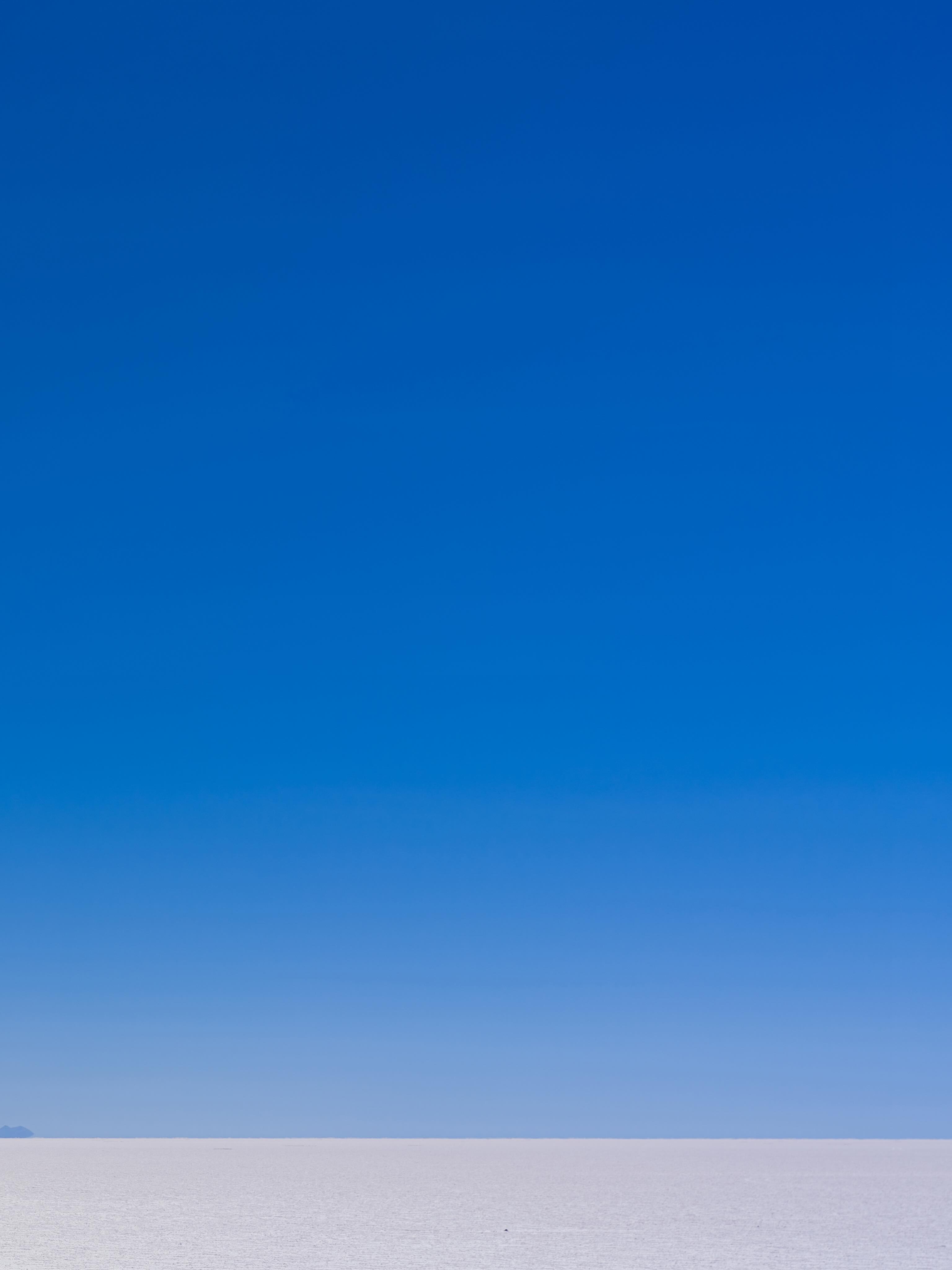 Au cœur de l’infini blanc du Salar d’Uyuni, @didier.zakine déploie un symbole…