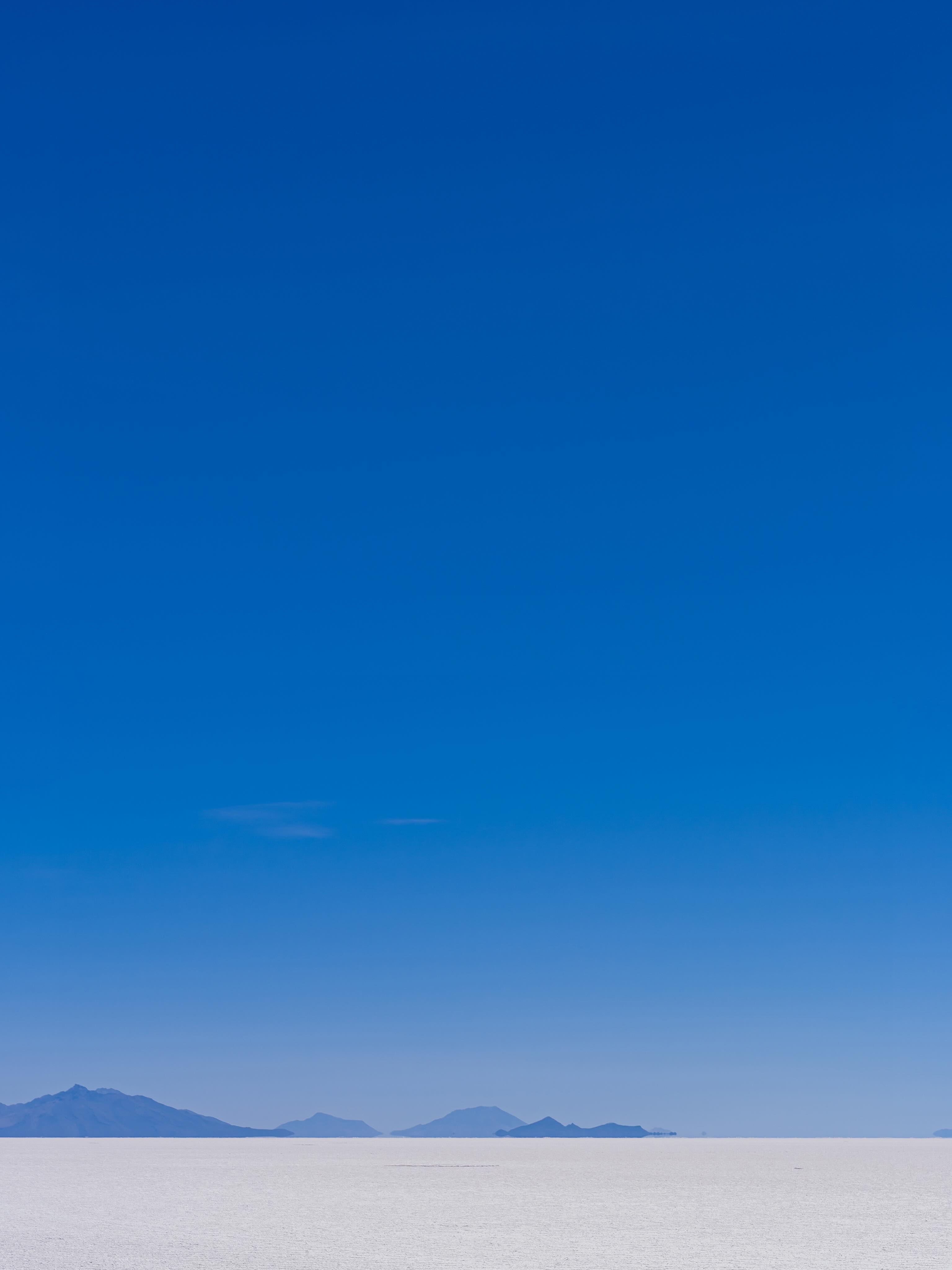 Au cœur de l’infini blanc du Salar d’Uyuni, @didier.zakine déploie un symbole…