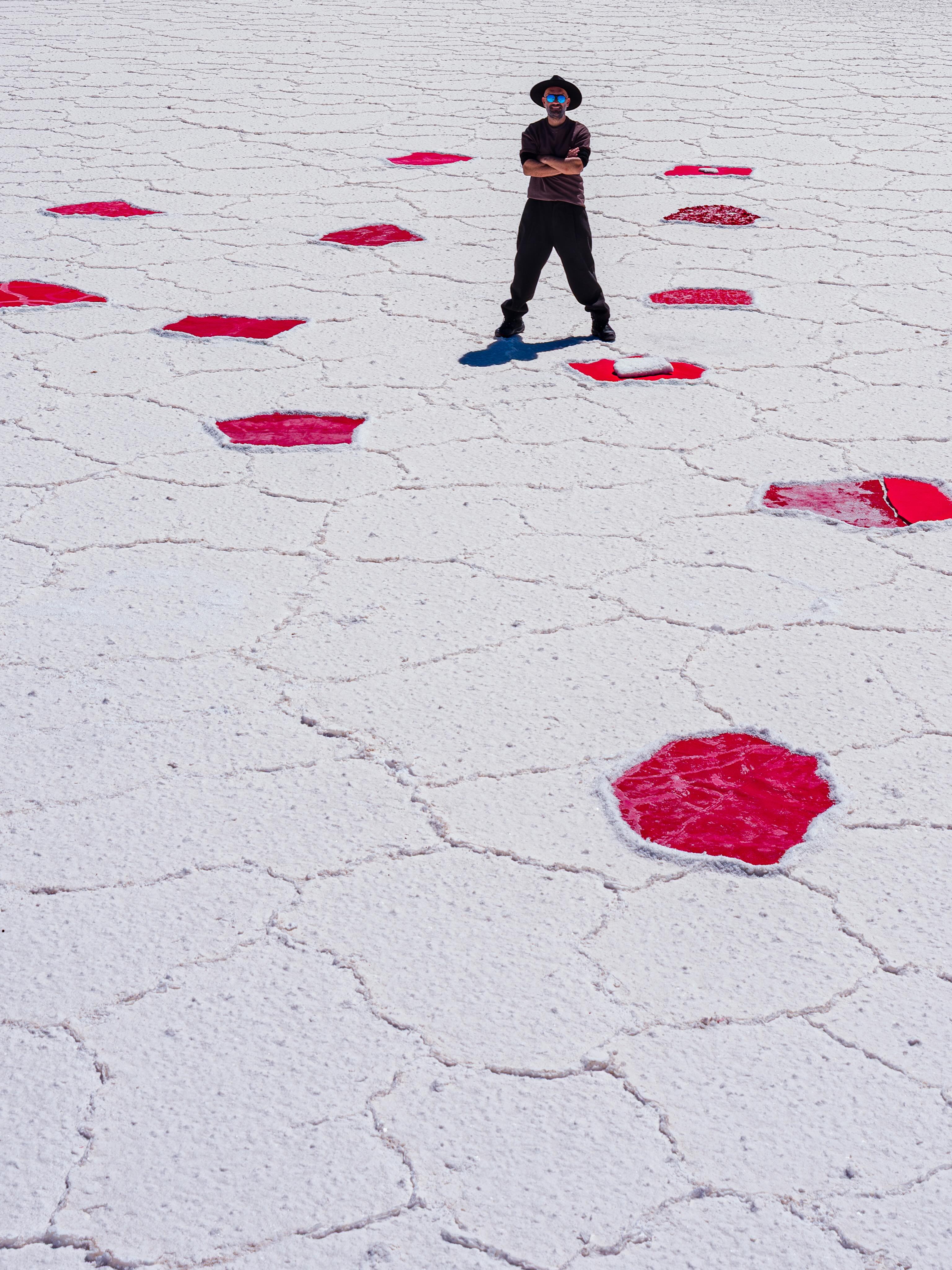 Au cœur de l’infini blanc du Salar d’Uyuni, @didier.zakine déploie un symbole…